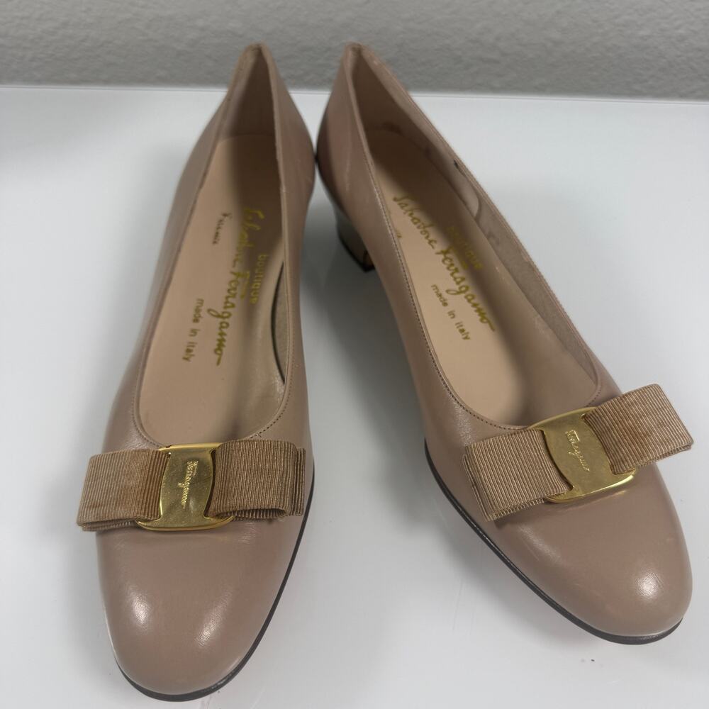 Salvatore Ferragamo Boutique Vara Style Bow Pumps Womens 9A Narrow Taupe Leather